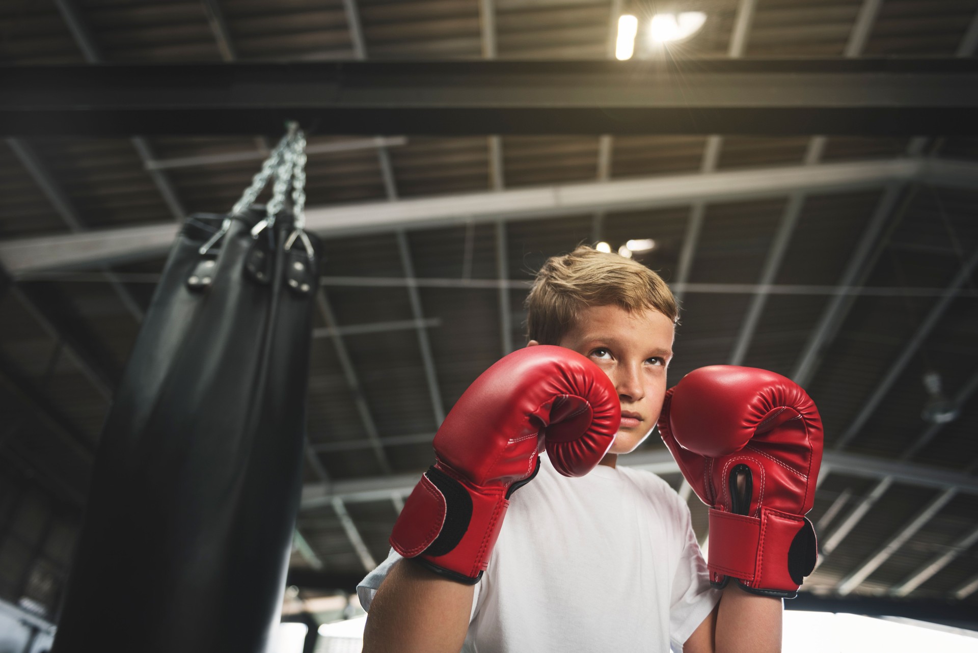 Boy Boxing Training Boxsack Übungskonzept