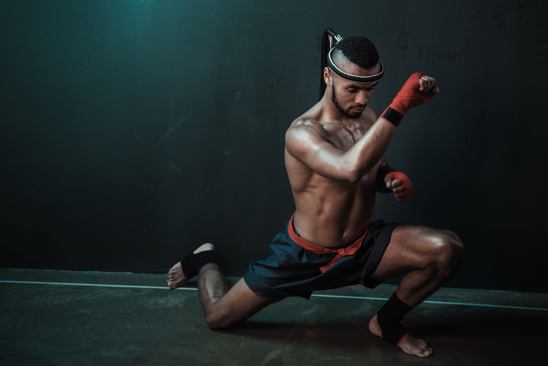 Muay Thai Athlet Training bei Thai Boxen drinnen, ultimative Kampfkonzept