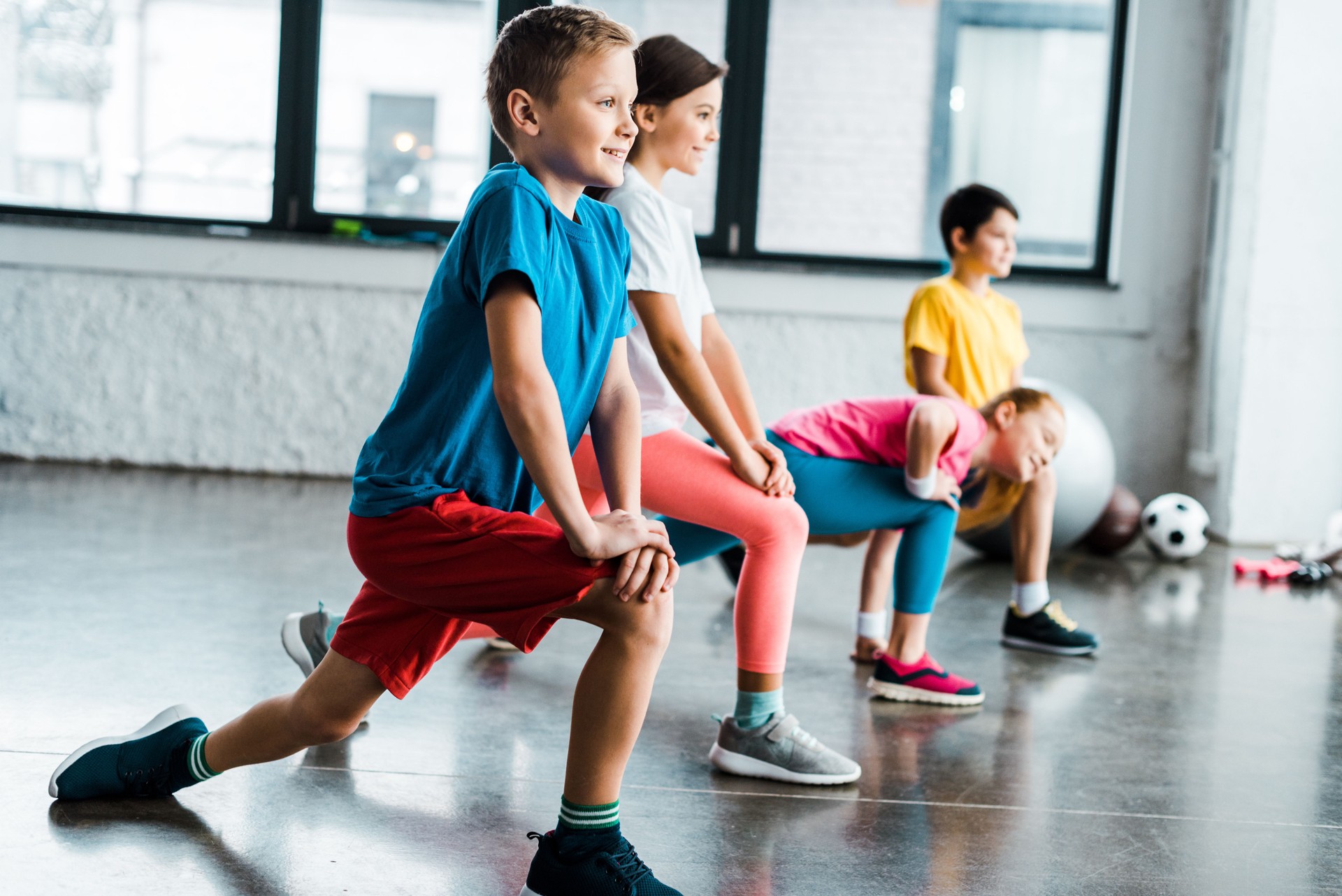 Kinder, die sich vor dem Training im Fitnessstudio aufwärmen