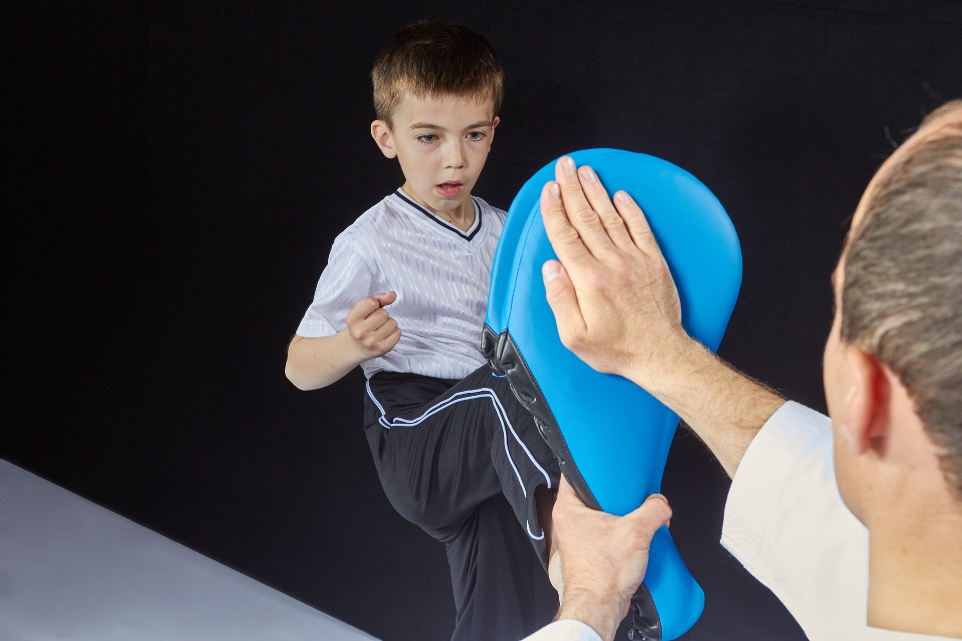 Kleine Sportler direkten Kick schlägt auf dem simulator