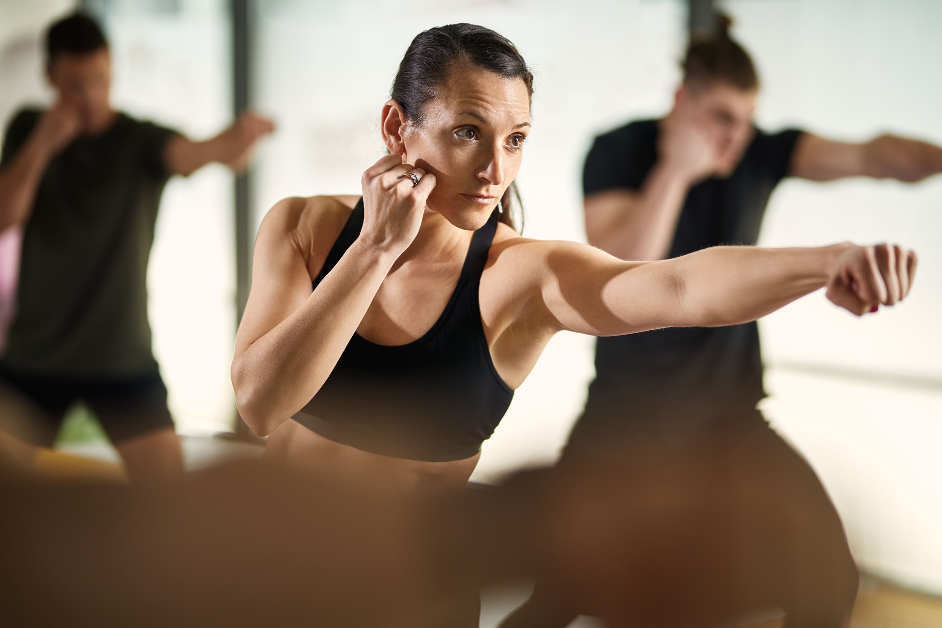 Athletische Frau im Kampf Haltung üben Kampfkünste im Health Club.